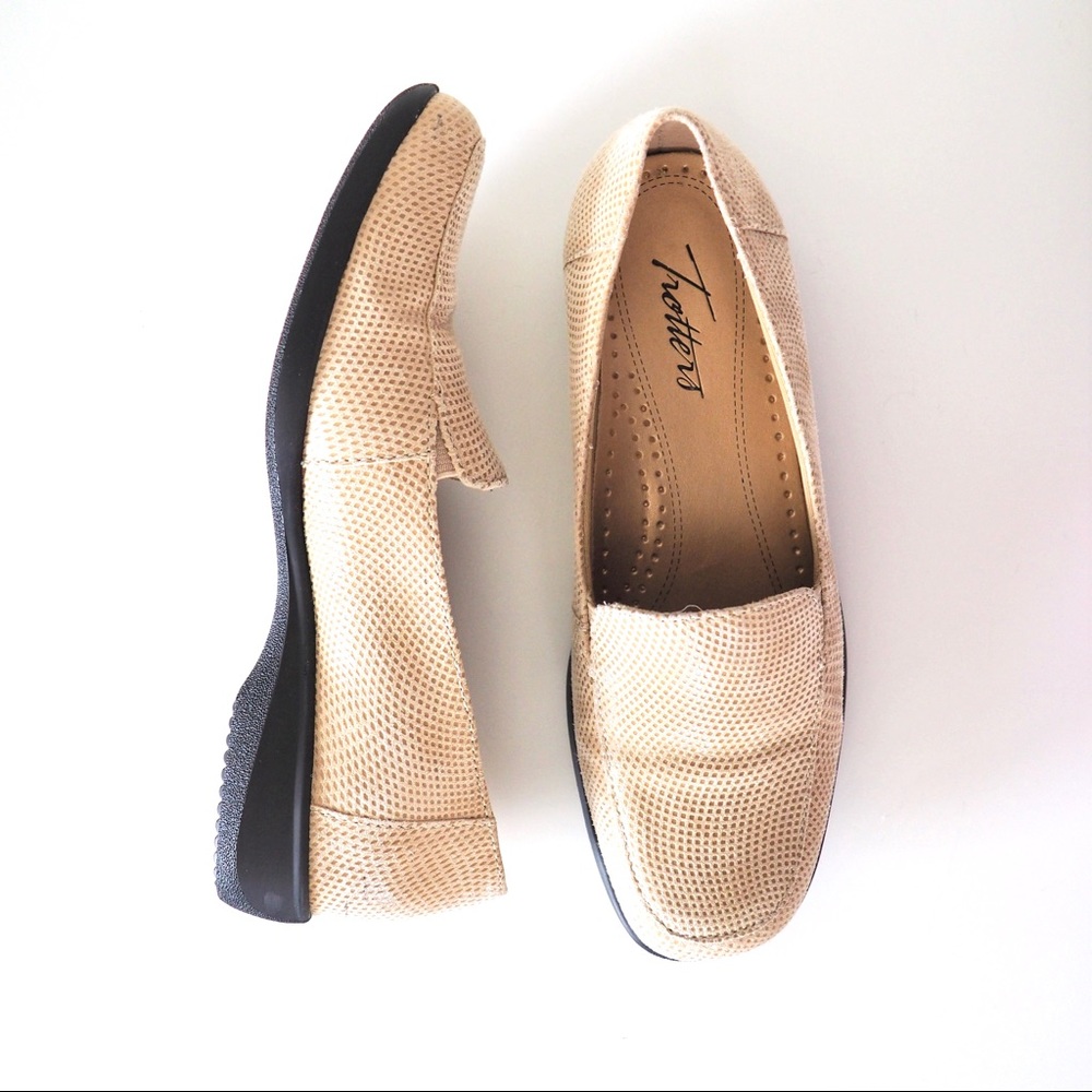 Trotters 'Jenn' Loafer - Picture 2 of 8